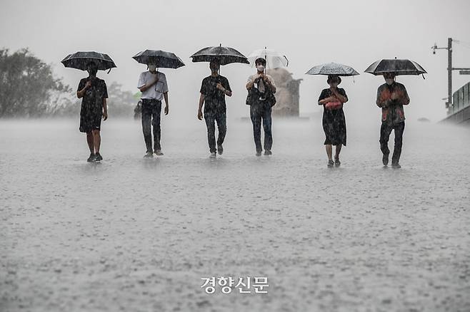 전국이 대체로 흐리고 중부지방을 중심으로 비가 내리고 있는 지난 8월19일 서울 종로구 광화문광장에서 시민들이 우산을 쓴 채 길을 걷고 있다./문재원 기자