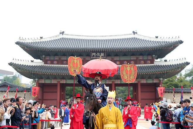 지난 2017년 열린 정조대왕 능행차 재현 행사에서 창덕궁 출궁 모습. 서울시 제공