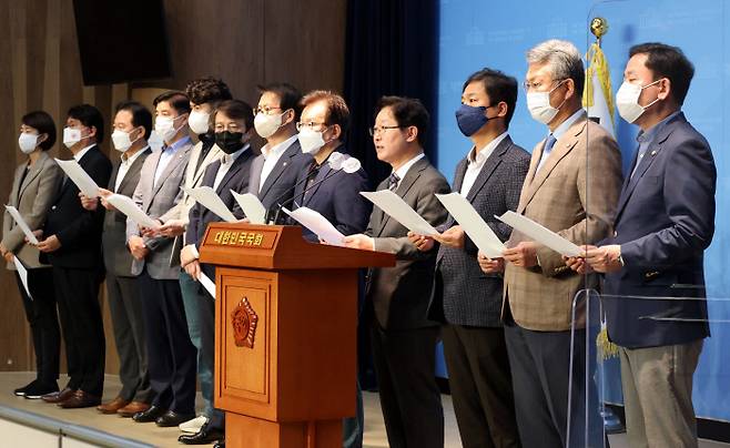 ‘윤석열정권 정치탄압대책위’ 국회서 회견 더불어민주당 ‘윤석열정권 정치탄압대책위원회’ 박범계 위원장(오른쪽에서 네번째)과 소속 의원들이 3일 국회에서 ‘서해 공무원 피살 사건’과 관련해 문재인 전 대통령에 서면조사를 통보한 감사원을 규탄하는 기자회견을 하고 있다. 국회사진기자단