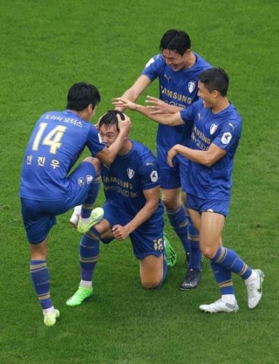 수원 삼성 오현규(왼쪽에서 두번째)가 3일 탄천종합운동장에서 열린 성남FC와의 K리그1 2022 파이널B 34라운드 경기에서 선제골을 넣은 뒤 패스해준 전진우의 스파이크를 닦는 세리머니를 하고 있다. 프로축구연맹 제공