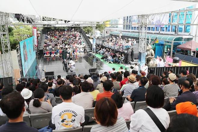 옛 안동역 광장에 설치된 공연무대에 관람객들이 들어차 있다. (안동시 제공) 2022.10.03