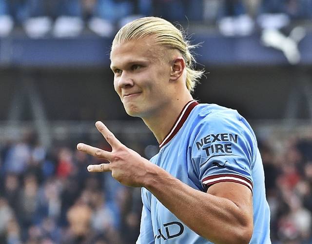 노르웨이산 ‘괴물’ 엘링 홀란(22·맨체스터 시티)이 2일(현지시간)  영국 맨체스터 에티하드 스타디움에서 열린 2022-2023 잉글랜드 프리미어리그(EPL) 9라운드 맨체스터 유나이티드와의 ‘맨체스터 더비’ 홈경기에서 해트트릭을 기록한 뒤 손가락 3개를 올리며 자축하고 있다. 홀란은 이날 3골 2도움을 기록하며 맨시티의 6대 3 대승을 이끌었다. AP연합뉴스