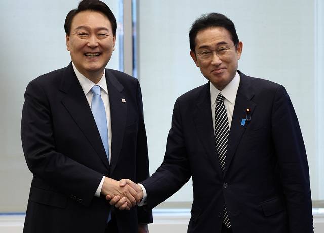 윤석열 대통령과  기시다 후미오 일본 총리가 지난달 21일(현지시간) 미국 뉴욕 한 컨퍼런스 빌딩에서  한일 정상 약식회담에 앞서 인사하고 있다. 연합뉴스