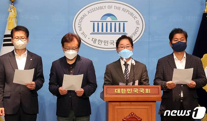 박범계 더불어민주당 윤석열 정권 정치탄압대책위원회 위원장을 비롯한 의원들이 3일 오전 서울 여의도 국회 소통관에서 가진 '감사원의 문재인 전 대통령 조사'와 관련한 기자회견에서 발언을 하고 있다. (공동취재) /사진=뉴스1