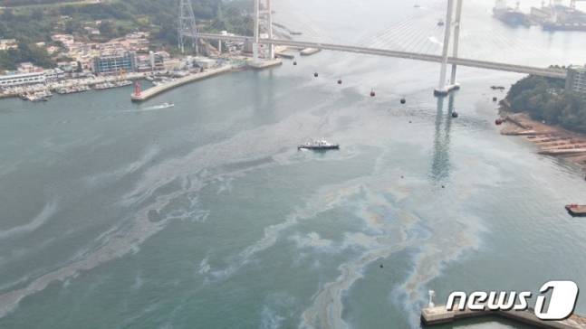 3일 오전 8시59분쯤 전남 여수시 남산동 장군도~여수해양조선소 앞 해상에서 검은 무지갯빛 기름띠가 보인다는 신고가 접수돼 해경이 긴급방제 작업을 벌이고 있다. (여수해양경찰서 제공) 2022.10.3/뉴스1