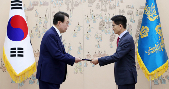 윤석열 대통령, 김문수 경제사회노동위원장에 위촉장 수여 : 윤석열 대통령이 지난달 30일 서울 용산 대통령실 청사에서 김문수 경제사회노동위원회 위원장에게 위촉장을 수여하고 있다. 뉴시스