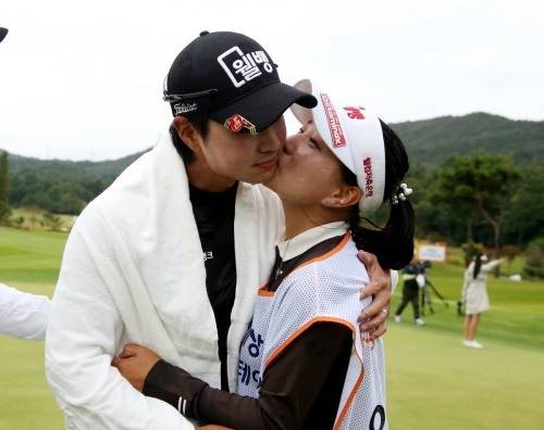 캐디로 나선 아내에게 축하 키스를 받고 있는 이형준. [사진=KPGA]
