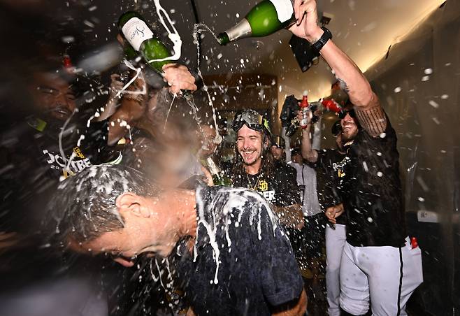 포스트시즌 진출을 자축하는 샌디에이고 선수들./AFP