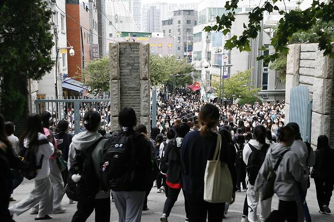 서울시내 한 대학 캠퍼스에서 학생들이 시험을 치르고 나가는 모습. [연합]