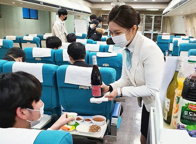 사진은 영진전문대 호텔항공관광과가 학생들이 교내 항공기내실습실서 실습에 나선 모습. *재판매 및 DB 금지