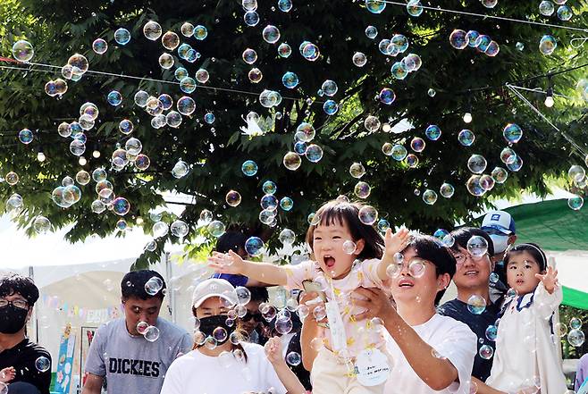 [서울=뉴시스] 권창회 기자 = 2일 오후 전북 완주군 고산휴양림 일원에서 열리고 있는 제10회 완주 와일드&로컬푸드축제를 찾은 어린이들이 버블쇼를 즐기고 있다. (사진=완주군 제공) 2022.10.02. photo@newsis.com *재판매 및 DB 금지