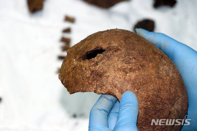 [광주=뉴시스] = 지난 20일 5·18민주화운동 행방불명자 암매장지로 지목된 광주 북구 옛 광주교도소 부지에서 신원 미상 유골 40여구가 발견돼 군과 경찰, 5월단체 등이 합동 감식을 벌이고 있다. 일부 두개골에서는 구멍 뚫린 흔적이 발견돼 정밀감식을 진행할 예정이다. (사진=5·18기념재단 제공) 2019.12.22.  photo@newsis.com