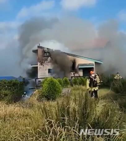 [제주=뉴시스] 오영재 기자 = 2일 오전 제주시 조천읍의 한 주택에서 화재가 발생해 소방당국이 진화에 나서고 있다.(사진=제주소방안전본부) 2022.10.03. oyj4343@newsis.com