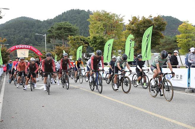 [무주=뉴시스] 한훈 기자 = 전북 무주군은 자전거를 타고 79.4km를 비경쟁으로 달리는 '제31회 문화체육관광부장관기 생활체육전국자전거대회'가 성황리 마무리됐다고 3일 밝혔다.(사진=무주군 제공).2022.10.03.  photo@newsis.com *재판매 및 DB 금지