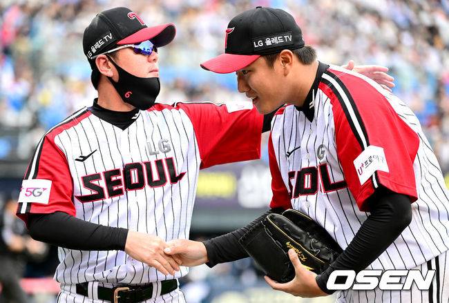 [OSEN=잠실, 최규한 기자] 2일 서울 잠실야구장에서 ‘2022 신한은행 SOL KBO리그’ LG 트윈스와 NC 다이노스의 경기가 열렸다.6회초 2사 3루 상황 NC 정진기를 삼진으로 이끌며 실점없이 이닝을 마무리지은 LG 선발 김영준이 더그아웃으로 향하고 있다. 더그아웃에서 나와 김영준을 맞이하며 다독이는 LG 류지현 감독. 2022.10.02 / dreamer@osen.co.kr