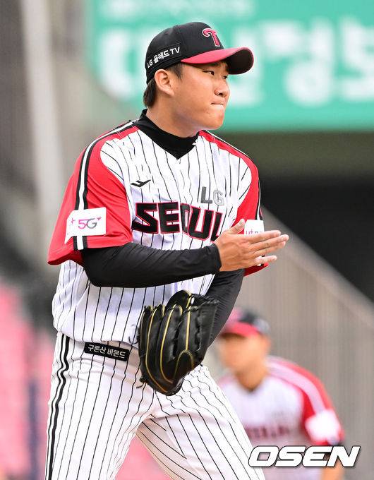 [OSEN=잠실, 최규한 기자] 6회초 2사 3루 상황 NC 정진기를 삼진으로 이끌며 실점없이 이닝을 마무리지은 LG 선발 김영준이 환호하고 있다. 2022.10.02 / dreamer@osen.co.kr