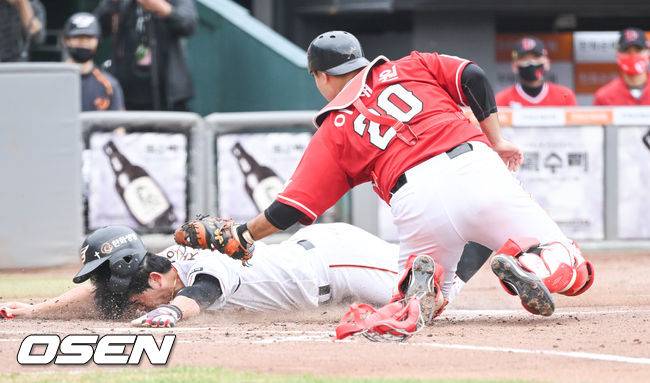[OSEN=대전, 박준형 기자]1회말 2사 1,3루 더블스틸 시도한 3루 주자 장운호가 도루 실패하고 있다. 2022.10.03 / soul1014@osen.co.kr