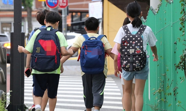 서울의 한 초등학교에 아이들이 등교하고 있는 모습. 뉴스1