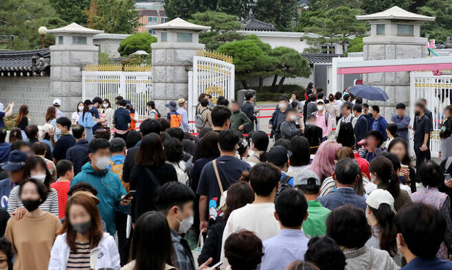 지난 2일 서울 종로구 청와대를 찾은 시민들이 경내에 들어가기 위해 줄을 서고 있다. 뉴스1