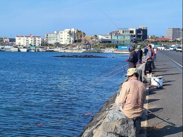 2일 제주시 한림읍 한수리 해안에서 강태공들이 낚시를 즐기고 있다.