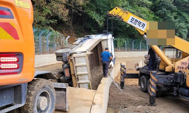 3일 오전 10시께 포항시 남구 오천읍 항사리 태풍피해 복구 현장에서 싱크홀이 발생했다.이 사고로 복구를 위해 대기 중이던 대형 덤프트럭이 빈 공간으로 빠지는 사고가 발생했으나 인명피해는 발생하지 않았다. 뉴시스