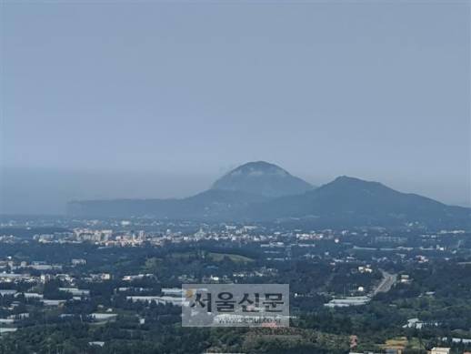 서귀포시 고근산오름에서 내려다본 서귀포 시가지의 모습.