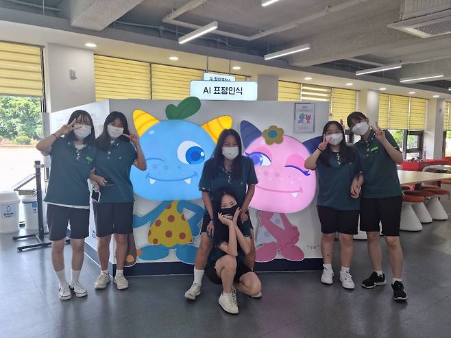 SW미래채움 전남센터에서 학생들이 ‘AI 표정인식’ 체험을 하며 즐거워 하고 있다.