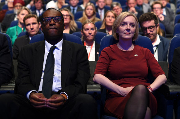 리즈 트러스(오른쪽) 영국 총리과 콰시 콰르텡(왼쪽) 영국 재무장관이 2일(현지시간) 영국 중부 버밍엄에서 열린 보수당 연례회의 개막일에 참석해 앉아있다.버밍엄 AFP 연합뉴스