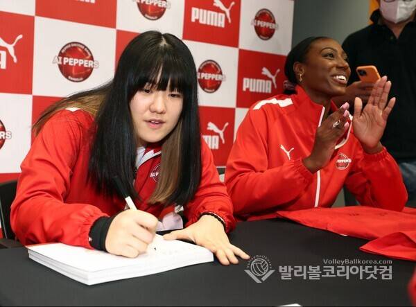 페퍼저축은행 이한비, 팬들에게 사인.