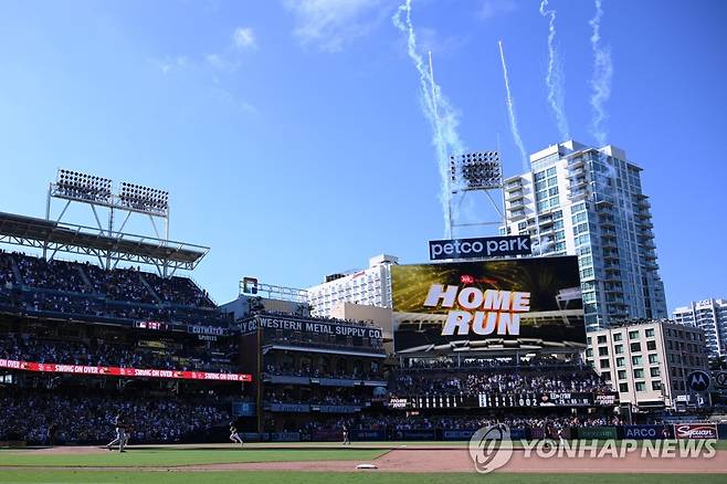 김하성의 시즌 11번째 홈런과 동시에 터진 폭죽  [USA 투데이/로이터=연합뉴스]