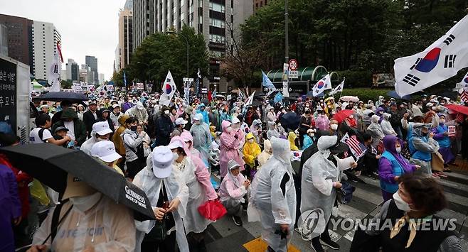 서울 도심 세종대로 등 대규모 집회로 '혼잡' (서울=연합뉴스) 김인철 기자 = 개천절인 3일 오후 서울 세종대로 일대에서 자유통일당 등 보수단체가 집회를 하고 있다. 2022.10.3 yatoya@yna.co.kr
