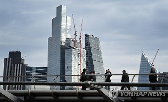 영국 런던 금융가 전경 (런던 EPA=연합뉴스) 영국 정부가 소득세 최고세율 45% 철폐 계획을 철회한 3일(현지시간) 금융 회사가 모여있는 런던의 모습. 2022.10.3 photo@yna.co.kr