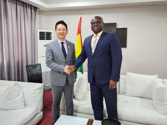 장성민 대통령실 미래전략기획관이 지난 9월 14∼23일 서아프리카 지역을 방문해 2030 부산세계박람회 유치 교섭을 벌였다고 외교부가 26일 밝혔다. 사진은 기니의 베르나르 구무 총리 만난 장성민 기획관.(사진=외교부)