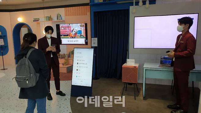 서울 강남구 삼성동 코엑스에서 열린 ‘KES 2022(한국전자전)’ 삼성전자 부스에서 직원들이 ‘스마트싱스’ 어플리케이션을 이용해 ‘수면 모드’ 기능을 시연하고 있다.