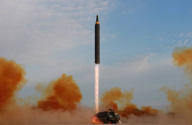 북한 조선중앙통신이 2017년 9월 보도한 중장거리탄도미사일(IRBM) ‘화성-12형’의 발사장면 모습이다. (사진=연합뉴스)