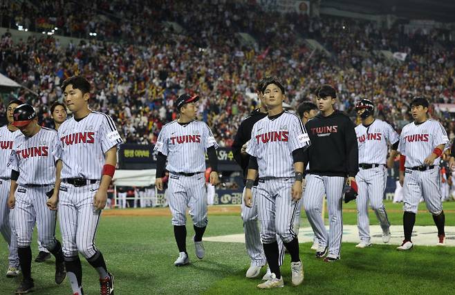 4일 서울 송파구 잠실야구장에서 열린 프로야구 KIA 타이거즈와 LG 트윈스의 경기에서 3-8로 패배한 LG 선수들이 경기장을 빠져나가고 있다. (사진=연합뉴스)