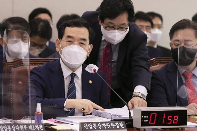이창양 산업통상자원부 장관이 4일 서울 여의도 국회에서 열린 산업통상자원중소벤처기업위원회 국정감사에서 의원들의 질의에 답변하고 있다. (사진=국회사진기자단)
