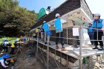 독립유공자 고(故) 이용근 선생의 후손 이태백씨의 노후 주택 리모델링 공사를 진행하고 있다. /대우건설 제공