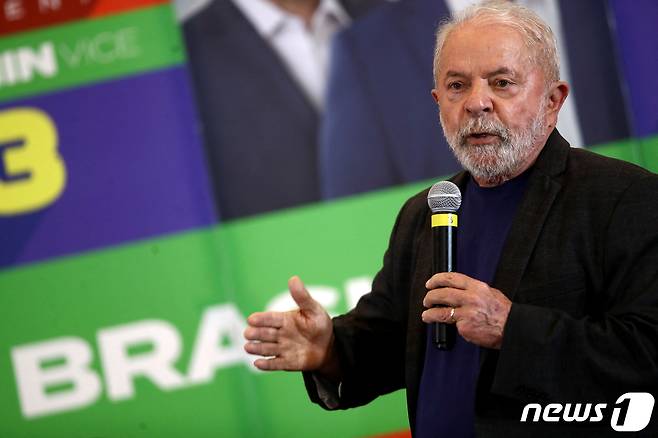 3일(현지시간) 브라질 상파울루에서 대선 후보인 루이스 이나시우 룰라 다 실바(76) 전 대통령이 결선투표 선거유세 회의에 참가해 발언하고 있다. 지난 2일 치러진 브라질 대선 투표 결과 과반 이상 득표자가 나오지 않으면서 최종 승자는 오는 30일 결선투표를 통해 가려진다. ⓒ 로이터=뉴스1 ⓒ News1 김성식 기자