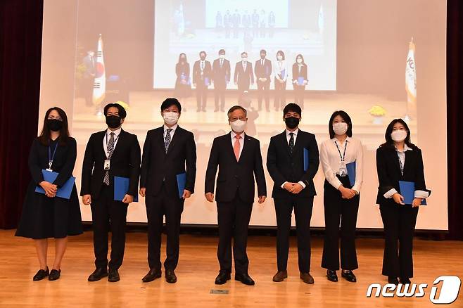 조폐공사는 4일 창립 71주년을 맞아 공사 발전에 기여한 임직원들을 표창했다. 반장식 사장(왼쪽 4번째)이 유공직원들과 기념촬영 하고 있다.