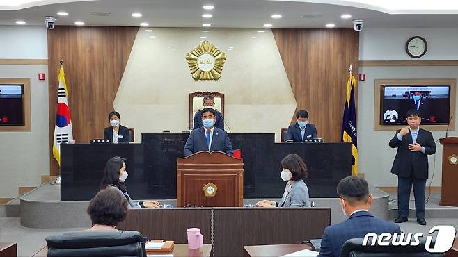 충북 괴산군의회가 4일 열린 314회 정례회 1차 본회의에서 '쌀값 폭락에 따른 대안 마련 촉구 건의문'을 채택했다.(괴산군의회 제공)/뉴스1