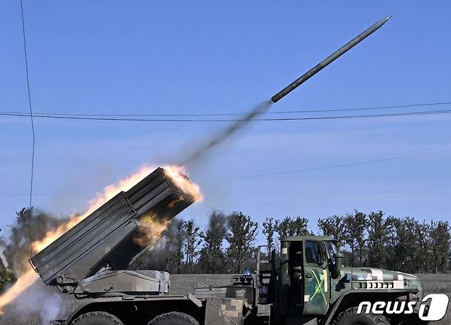 우크라이나군의 BM-21 다연장 로켓 발사기가 3일(현지시간) 우크라이나 남부 비공개 위치에서 러시아를 겨냥해 로켓을 발사하고 있다. ⓒ AFP=뉴스1 ⓒ News1 김민수 기자