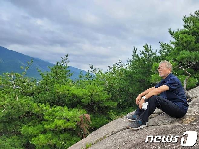 16일 문재인 전 대통령과 김정숙 여사가 영축산 산행을 한 모습이 페이스북을 통해 공개됐다. (문재인 전 대통령 페이스북 갈무리) 2022.9.16/뉴스1 ⓒ News1 임세영 기자