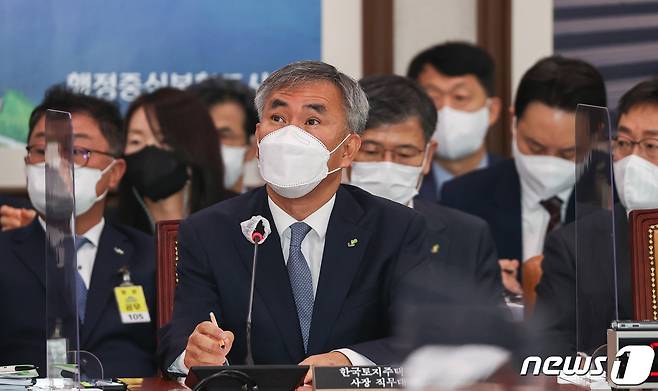 이정관 한국토지주택공사 사장직무대행이 4일 서울 여의도 국회에서 열린 국토교통위원회의 한국토지주택공사, 국토안전관리원, 주택관리공단, 건설기술교육원에 대한 국정감사에서 생각에 잠겨 있다. (공동취재) 2022.10.4/뉴스1 ⓒ News1 유승관 기자