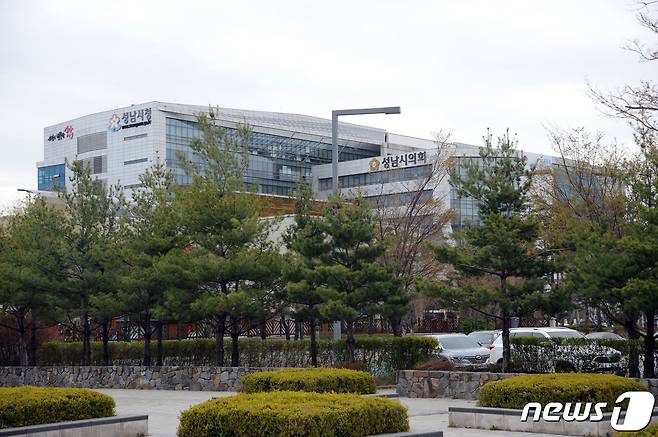 성남시청사와 시의회 청사(오른쪽) 모습.(성남시 제공)