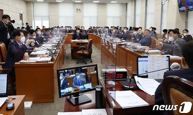 이만희 국회 행정안전위원회 국민의힘 간사(왼쪽)와 김교흥 더불어민주당 간사가 4일 서울 여의도 국회에서 열린 행정안전위원회의 행정안전부, 인사혁신처, 공무원연금공단에 대한 국정감사에서 언성을 높이고 있다. (공동취재) 2022.10.4/뉴스1 ⓒ News1 이재명 기자