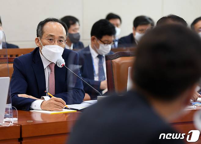 추경호 경제부총리 겸 기획재정부 장관이 4일 서울 여의도 국회에서 열린 기획재정위원회 국정감사에서 의원 질의에 답하고 있다. (공동취재) 2022.10.4/뉴스1 ⓒ News1 유승관 기자