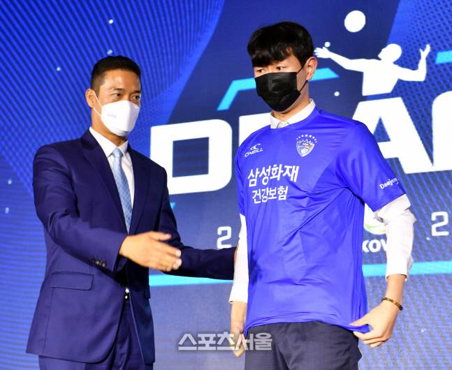 김준우가 1라운드 3순위로 삼성화재의 지명을 받은 후 김상우 감독과 기념촬영을 하고 있다.  한국배구연맹(KOVO)은 4일(화) 서울 청담 리베라호텔에서 한국 프로배구를 이끌 35명의 선수가 참가한 2022-23 KOVO 남자 신인 선수 드래프트를 개최했다. 2022.10.04.청담동 | 강영조기자kanjo@sportsseoul.com