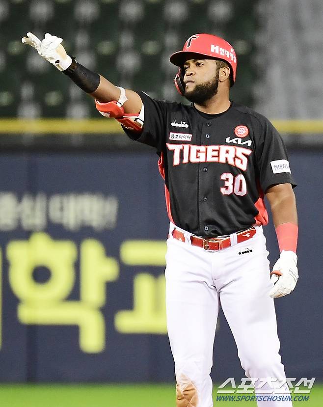 4일 잠실야구장에서 LG와 KIA의 경기가 열렸다. 1회초 KIA 소크라테스가 2타점 2루타를 날렸다. 2루에서 손을 들어보이는 소크라테스. 잠실=송정헌 기자songs@sportschosun.com/2022.10.4/