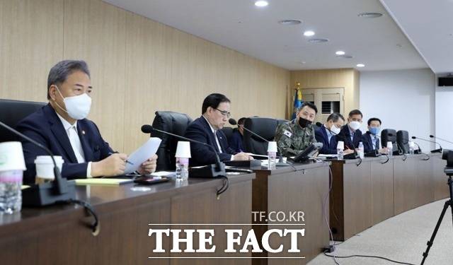 4일 북한의 중거리 탄도미사일 발사와 관련해 한미일 안보수장이 전화통화를 갖고 "명백한 유엔 안보리 결의 위반"이라는데 인식을 같이했다고 대통령실이 밝혔다. 김성한 국가안보실장이 지난 1일 용산 대통령실 국가위기관리센터에서 북한의 단거리 탄도미사일 발사 관련 NSC 상임위원회를 주재하는 모습. /대통령실 제공